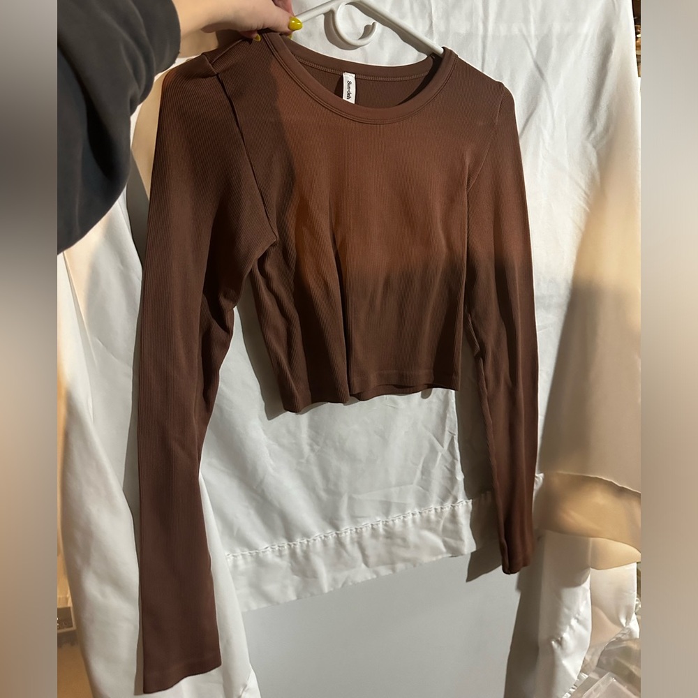 Aritzia Sundeh ribbed long sleeve crop